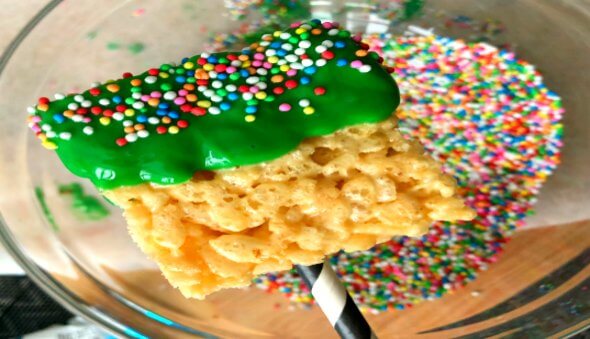 How to Make Rice Krispies Treat Pops / Easy No-Bake Recipe